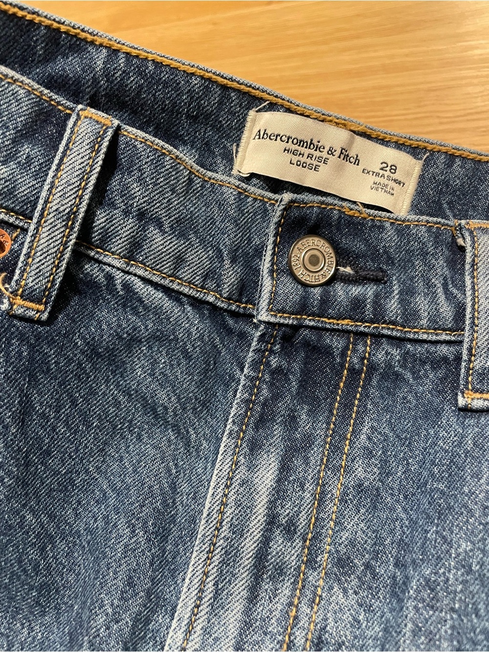 Abercrombie & Fitch Mid Rise Loose 28 Extra Short Jeans - Picture 4 of 9